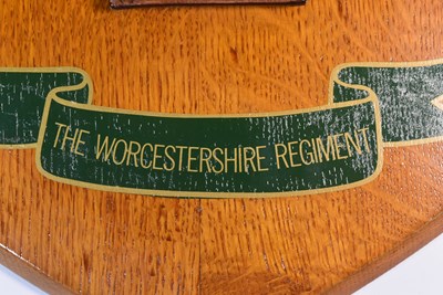 Lot 263 - THE WORCESTERSHIRE REGIMENT PLAQUE WITH SAM BROWNE SWORD FROG