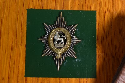 Lot 263 - THE WORCESTERSHIRE REGIMENT PLAQUE WITH SAM BROWNE SWORD FROG