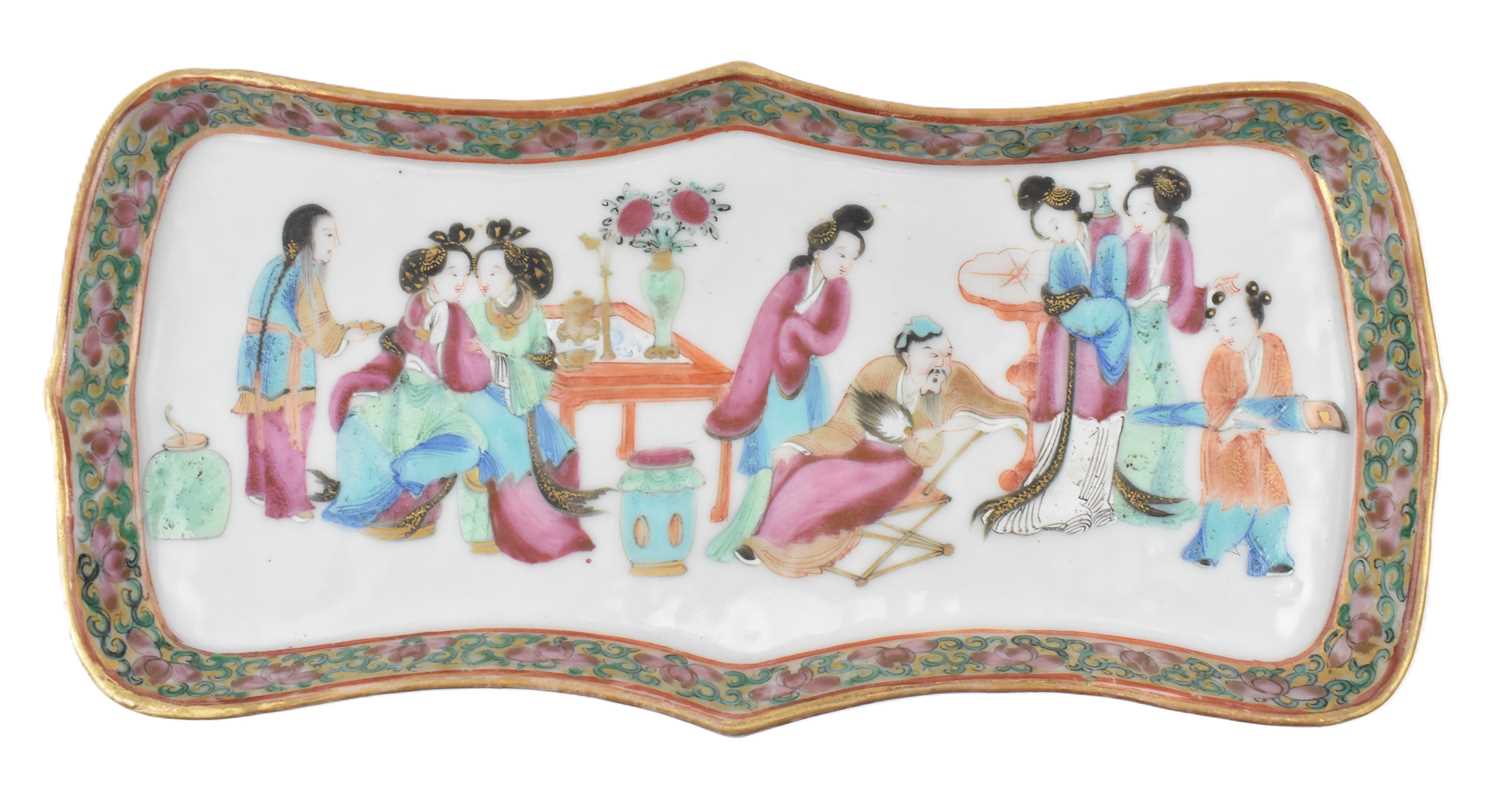 Lot 10 - QING CANTON FAMILLE ROSE FIGURINE TRAY 清 广彩人物盘