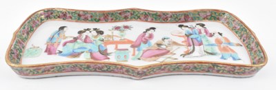 Lot 10 - QING CANTON FAMILLE ROSE FIGURINE TRAY 清 广彩人物盘