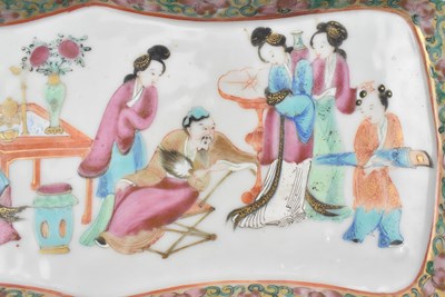 Lot 10 - QING CANTON FAMILLE ROSE FIGURINE TRAY 清 广彩人物盘