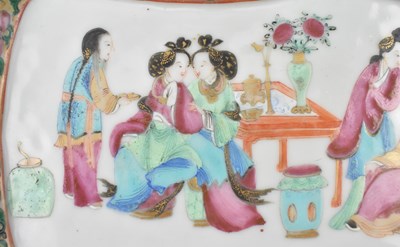 Lot 10 - QING CANTON FAMILLE ROSE FIGURINE TRAY 清 广彩人物盘