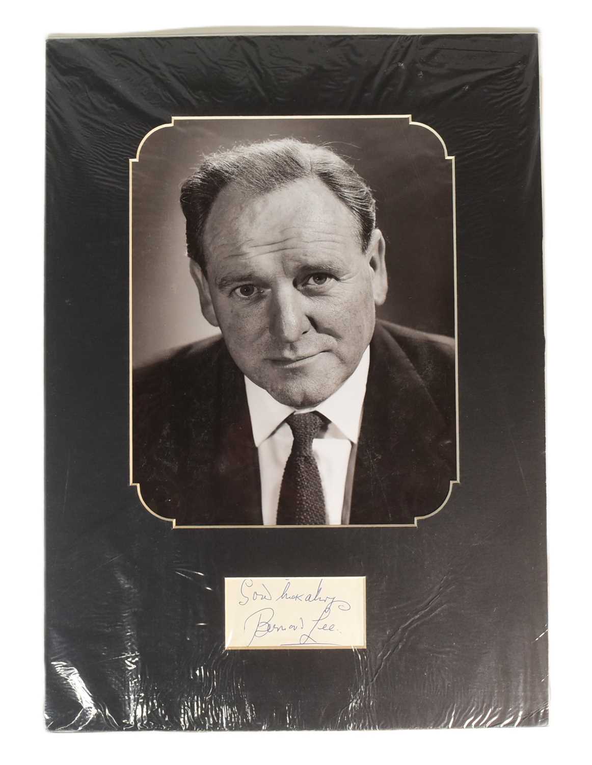 Lot 138 - JAMES BOND 007 - BERNARD LEE (D.1981) - AUTOGRAPH DISPLAY