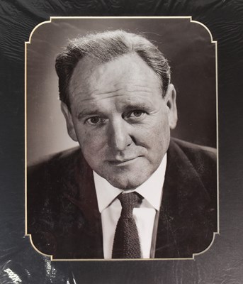 Lot 138 - JAMES BOND 007 - BERNARD LEE (D.1981) - AUTOGRAPH DISPLAY