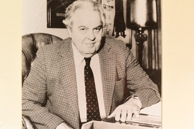 Lot 102 - JAMES BOND 007 - ALBERT 'CUBBY' BROCCOLI - AUTOGRAPH DISPLAY - UACC