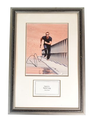 Lot 26 - JAMES BOND 007 - DANIEL CRAIG - SIGNED 8X10" COLOUR PHOTO - B'BC