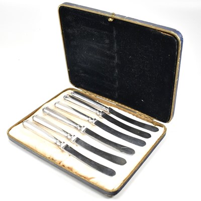 Lot 57 - GEORGE V SET OF HALLMARKED SILVER KNIVES IN PRESENTATION CASE