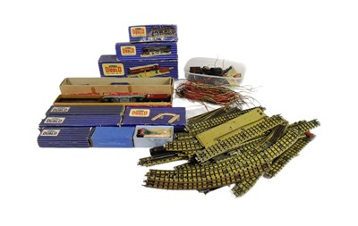 Lot 230 - MODEL RAILWAY - VINTAGE HORNBY DUBLO LOCOMOTIVES & ROLLING STOCK