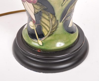 Lot 49 - MOORCROFT - MID CENTURY CERAMIC POTTERY LAMP