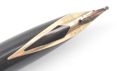 Lot 39 - FOUR VINTAGE 20TH CENTURY FOUNTAIN PENS INCL. SHEAFFER & PARKER
