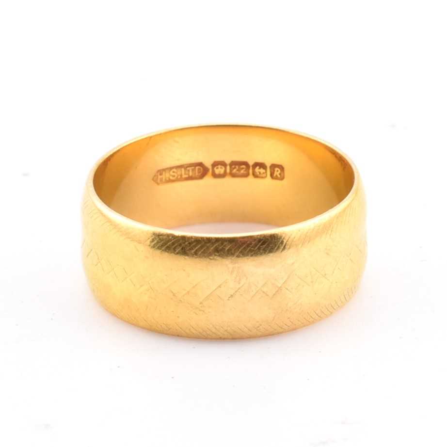 Lot 145 - HALLMARKED 22CT GOLD BAND RING