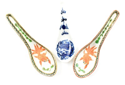 Lot 206 - COLLECTION OF THREE QING/REPUBLIC ERA PORCELAIN SPOONS 清 粉彩青花勺子