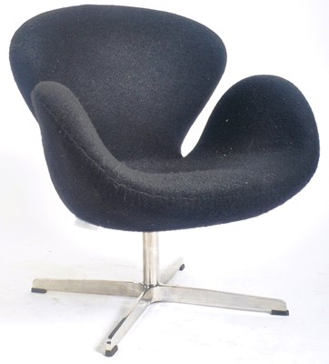 Lot 582 - FRITZ HANSEN STYLE MODERN SWAN CHAIRS / EASY ARMCHAIRS