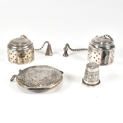 Lot 140 - SILVER ROUNDEL VESTA CASE T/W SILVER THIMBLE & TEAPOT STRAINERS