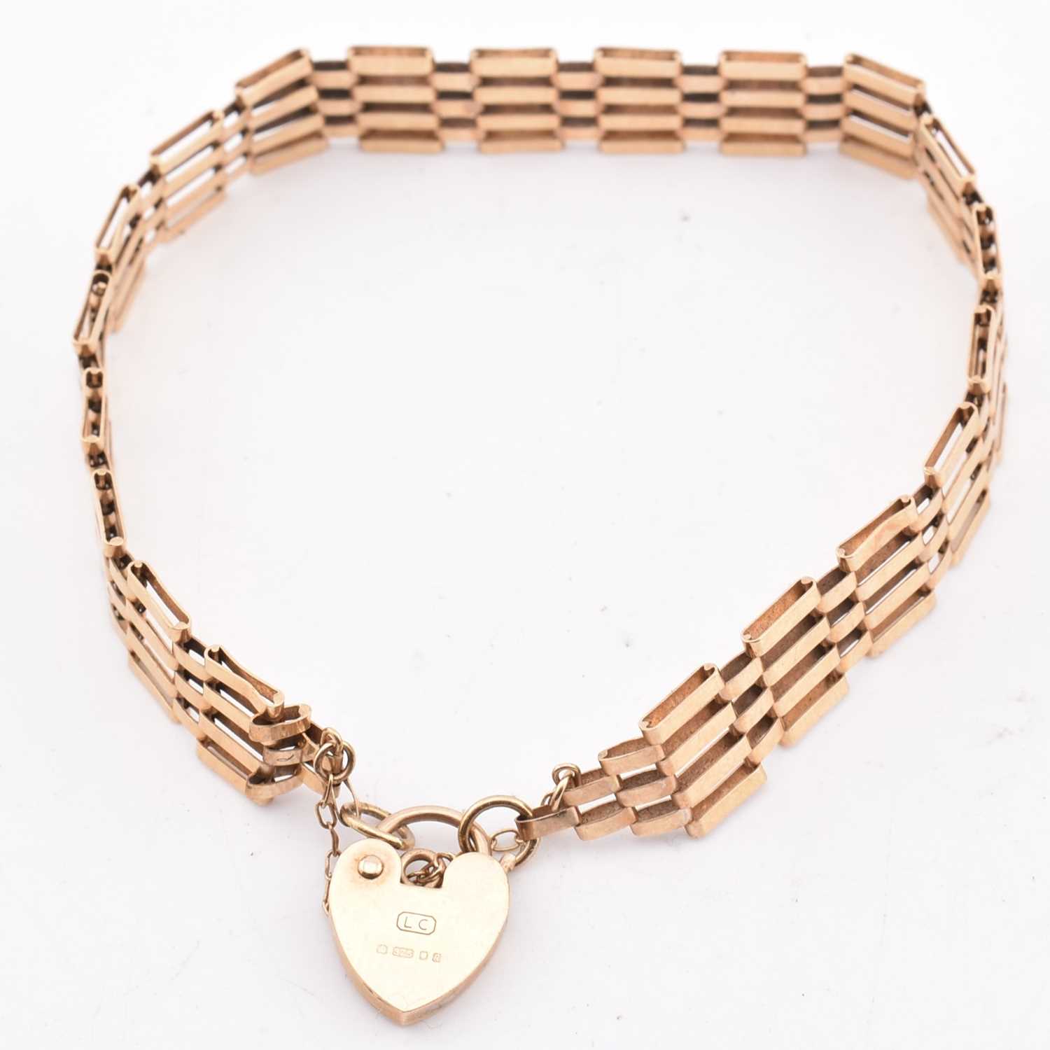 Lot 391 - HALLMARKED 9CT GOLD GATE LINK BRACELET WITH HEART PADLOCK CLASP