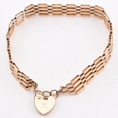 Lot 391 - HALLMARKED 9CT GOLD GATE LINK BRACELET WITH HEART PADLOCK CLASP