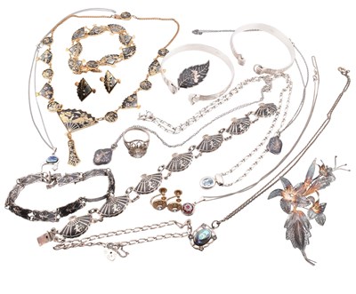 Lot 306 - COLLECTION OF SILVER & COSTUME JEWELLERY