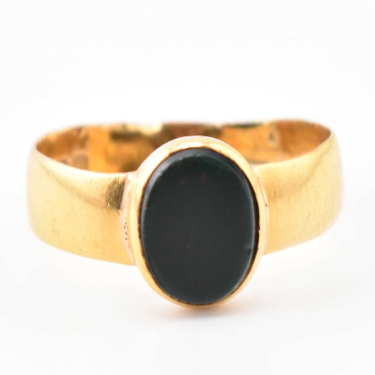 Lot 163 - HALLMARKED 22CT GOLD & BLOODSTONE RING