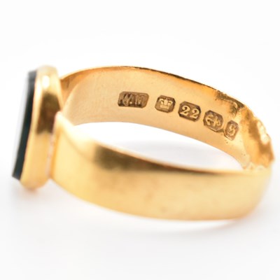 Lot 163 - HALLMARKED 22CT GOLD & BLOODSTONE RING
