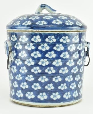 Lot 10 - QING XIANFENG / TONGZHI BLUE AND WHITE PRUNUS JAR 清 咸丰同治青花冰梅罐