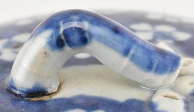 Lot 10 - QING XIANFENG / TONGZHI BLUE AND WHITE PRUNUS JAR 清 咸丰同治青花冰梅罐