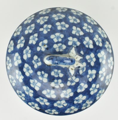 Lot 10 - QING XIANFENG / TONGZHI BLUE AND WHITE PRUNUS JAR 清 咸丰同治青花冰梅罐