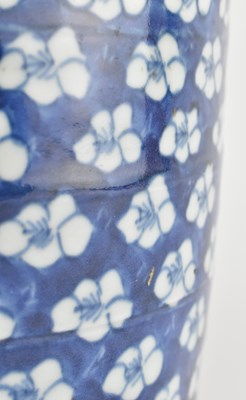 Lot 10 - QING XIANFENG / TONGZHI BLUE AND WHITE PRUNUS JAR 清 咸丰同治青花冰梅罐