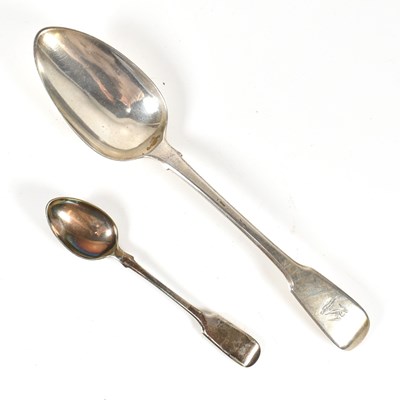 Lot 128 - GEORGE III HALLMARKED SILVER TABLE SERVING SPOON T/W TEASPOONS