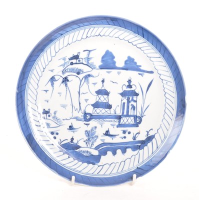 Lot 95 - 18TH CENTURY BLUE AND WHITE CIRCULAR PLATE