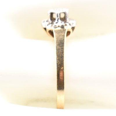 Lot 215 - HALLMARKED 9CT GOLD & DIAMOND CLUSTER RING