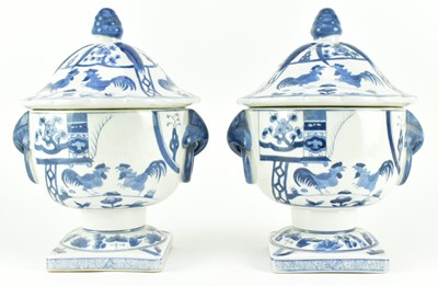 Lot 84 - PAIR OF YA WAN ZHEN CANG MARKED BLUE AND WHITE URNS WITH COVER 民初 雅玩珍藏青花瓮 一对