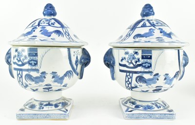 Lot 84 - PAIR OF YA WAN ZHEN CANG MARKED BLUE AND WHITE URNS WITH COVER 民初 雅玩珍藏青花瓮 一对
