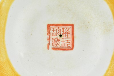 Lot 84 - PAIR OF YA WAN ZHEN CANG MARKED BLUE AND WHITE URNS WITH COVER 民初 雅玩珍藏青花瓮 一对