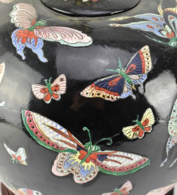 Lot 38 - PAIR OF QING DYNASTY FAMILLE NOIR CERAMIC LAMP BASE 清 黑底珐琅彩灯座一对