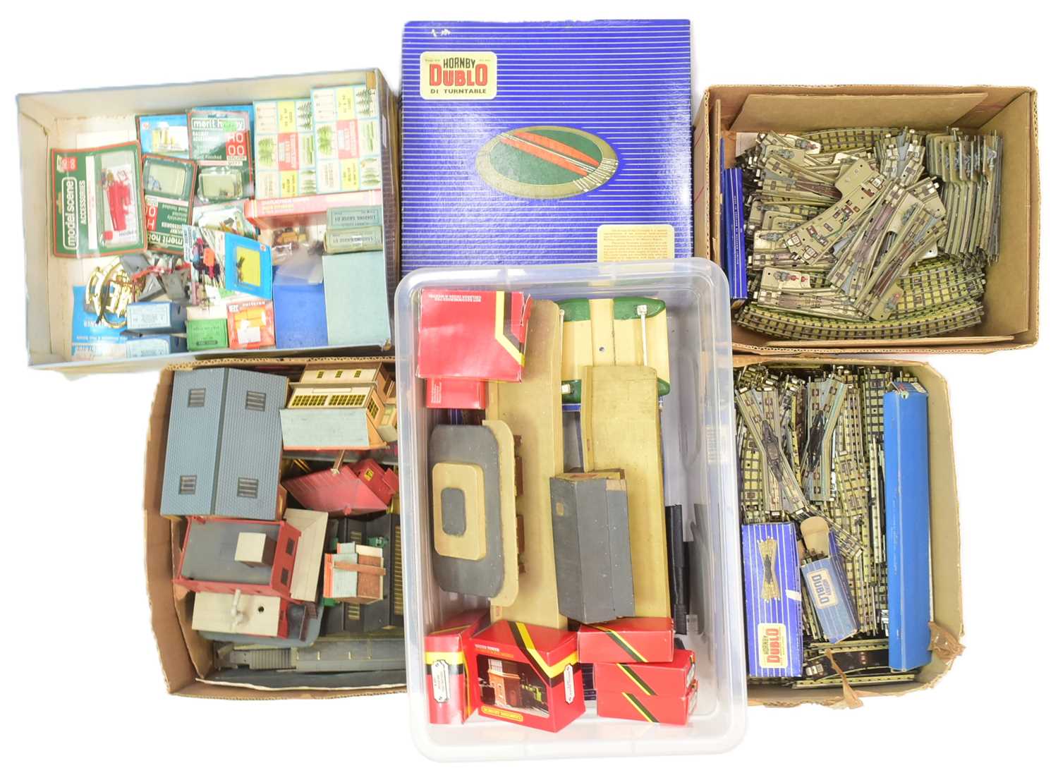 Lot 140 - MODEL RAILWAY - LARGE COLLECTION OF HORNBY DUBLO & MORE