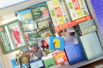 Lot 140 - MODEL RAILWAY - LARGE COLLECTION OF HORNBY DUBLO & MORE