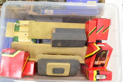 Lot 140 - MODEL RAILWAY - LARGE COLLECTION OF HORNBY DUBLO & MORE