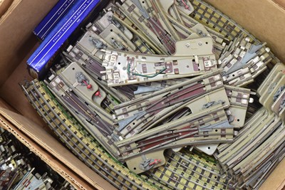 Lot 140 - MODEL RAILWAY - LARGE COLLECTION OF HORNBY DUBLO & MORE