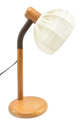 Lot 641 - VINTAGE MID CENTURY PINE SCANDINAVIAN INSPIRED GOOSENECK BEDSIDE / DESK LAMP WITH SEWN SHADE