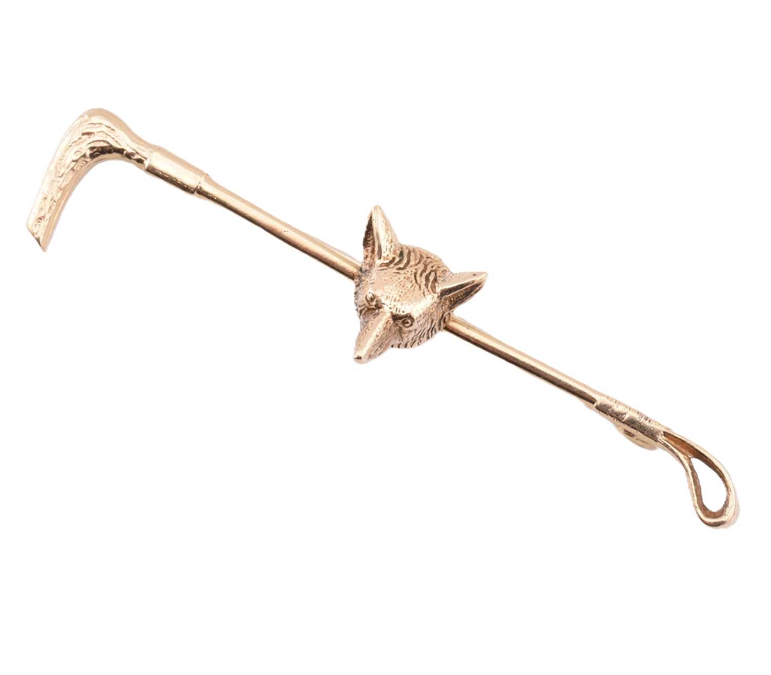 Lot 136 - HALLMARKED 9CT GOLD FOX & RIDING CROP BROOCH PIN