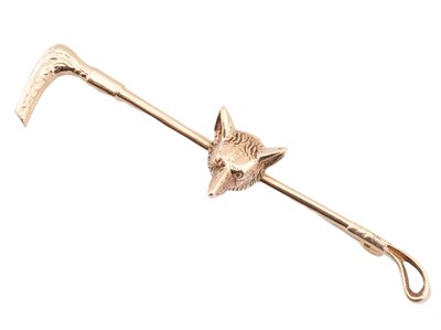 Lot 136 - HALLMARKED 9CT GOLD FOX & RIDING CROP BROOCH PIN
