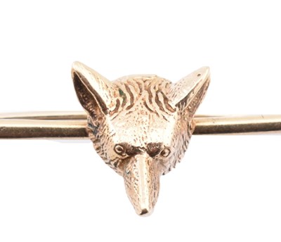 Lot 136 - HALLMARKED 9CT GOLD FOX & RIDING CROP BROOCH PIN