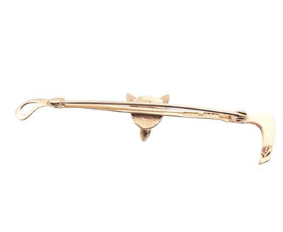Lot 136 - HALLMARKED 9CT GOLD FOX & RIDING CROP BROOCH PIN