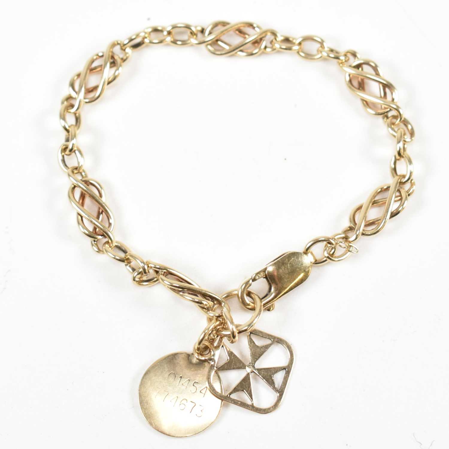 Lot 148 - 9CT GOLD CHAIN BRACELET WITH HALLMARKED 9CT GOLD MALTESE CROSS CHARM