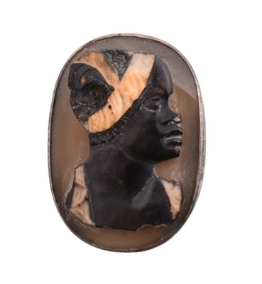 Lot 25 - 19TH CENTURY CARVED AGATE CAMEO BROOCH DEPICTING A NUBIAN WOMAN