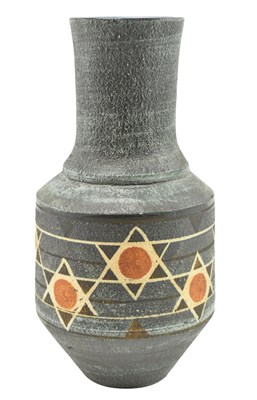 Lot 5 - AVRIL BENNETT FOR TROIKA - VINTAGE STUDIO ART POTTERY VASE