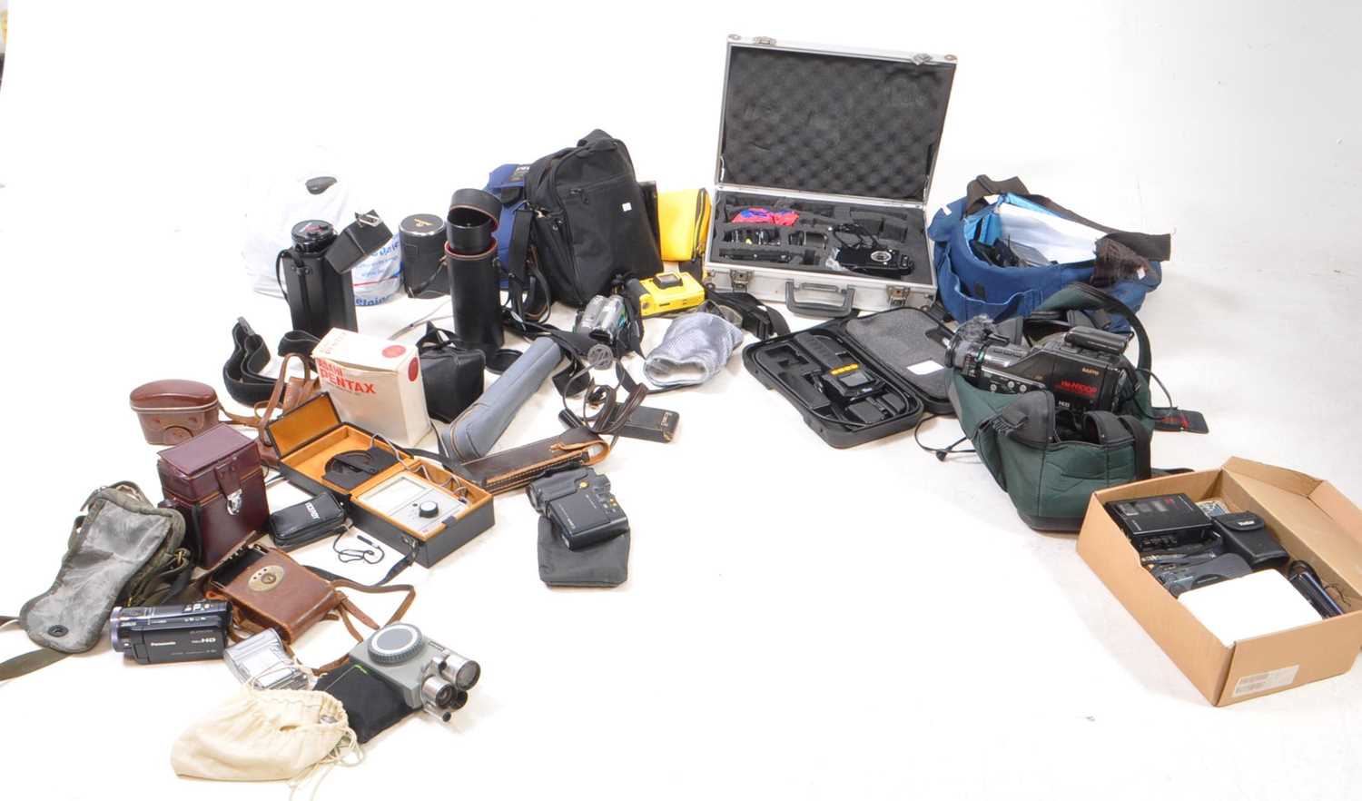 Lot 288 - LARGE COLLECTION OF LATE 20TH / 21ST CENTURY CAMERA BODIES, LENSES, ETC