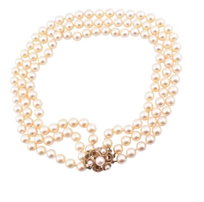 Lot 417 - THREE STRAND PEARL NECKLACE WITH A HALLMARKED 9CT GOLD CLASP