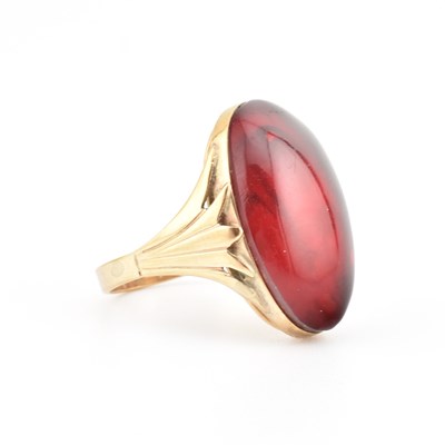 Lot 371 - GOLD & RED AMBER CABOCHON RING