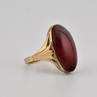 Lot 371 - GOLD & RED AMBER CABOCHON RING